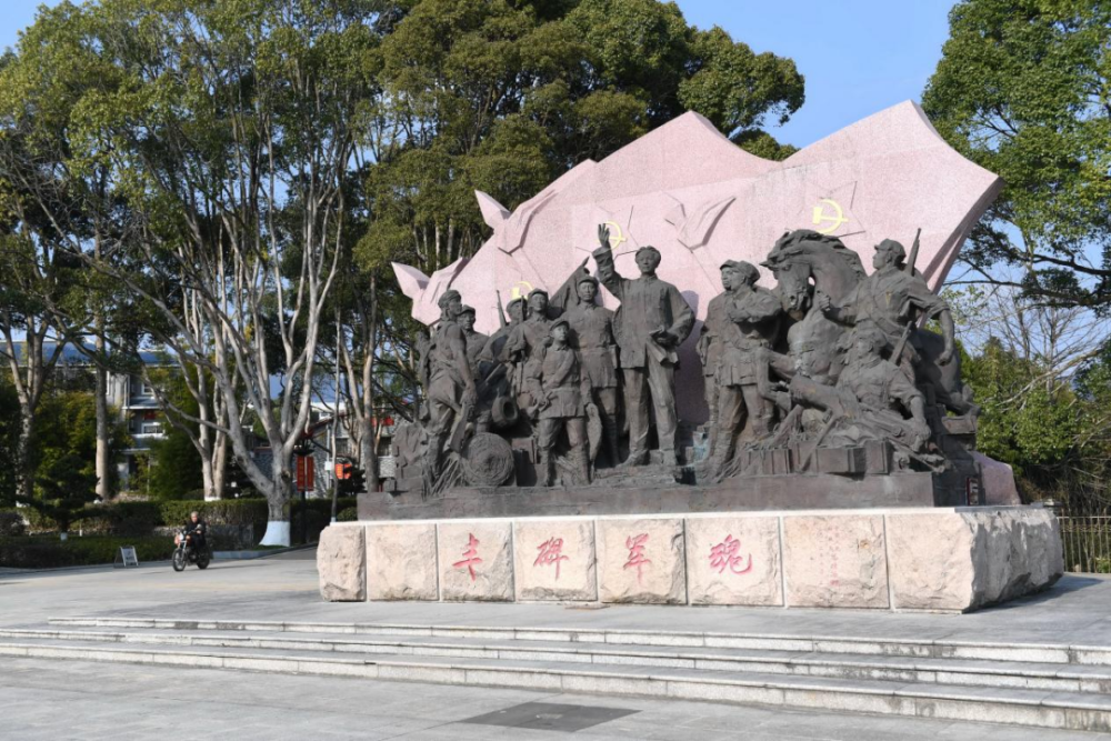 古田會議紀念館前的“豐碑軍魂”雕塑群（ 2021年1月25日攝）。新華社記者林善傳攝